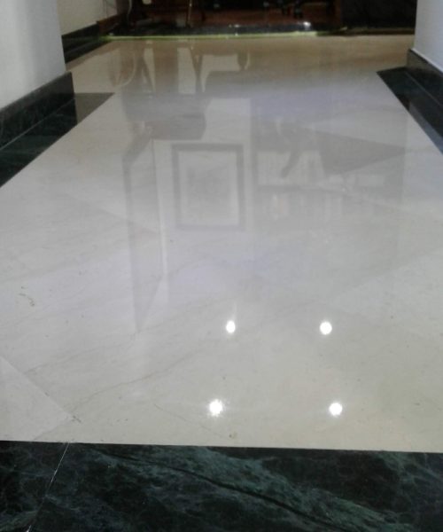 Pulido de pisos de mármol en Bogotá con acabado espejo en una oficina elegante